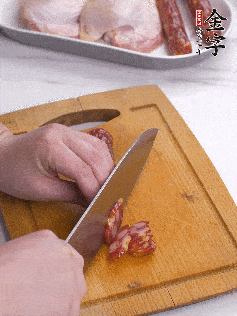 雞大腿去皮去骨切成塊，金字香腸切片，干香菇泡發(fā)切片，小蔥切蔥花。