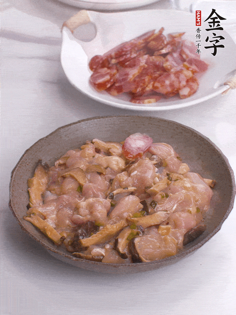 腌制后，雞肉中加淀粉1勺，頂部碼上香腸片。