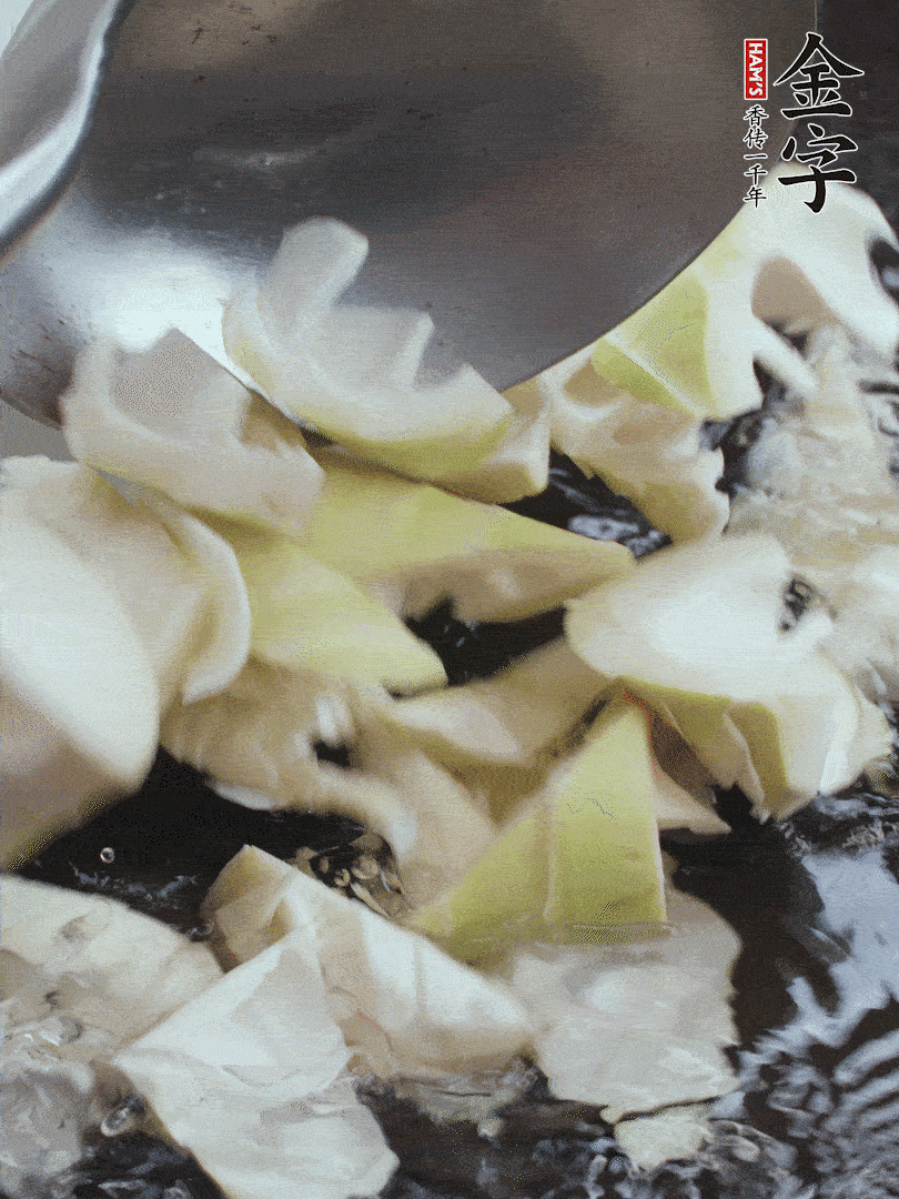 新鮮春筍去老根，剝殼切滾刀塊焯水去澀。