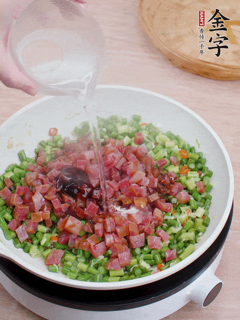 放香腸丁、1勺老抽、1勺蠔油、1/3勺白糖、少許清水炒至斷生。