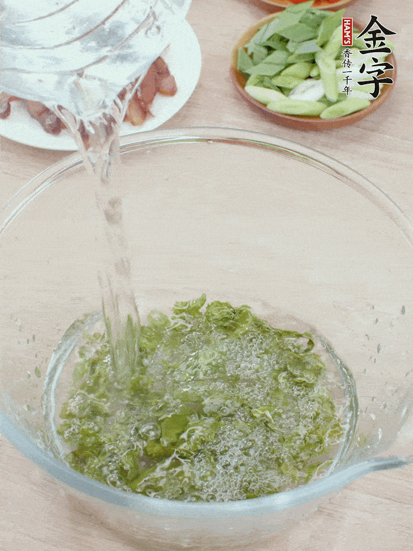 萵筍干溫水泡2小時，青紅辣椒切圈，姜切片，青蒜斜切段。