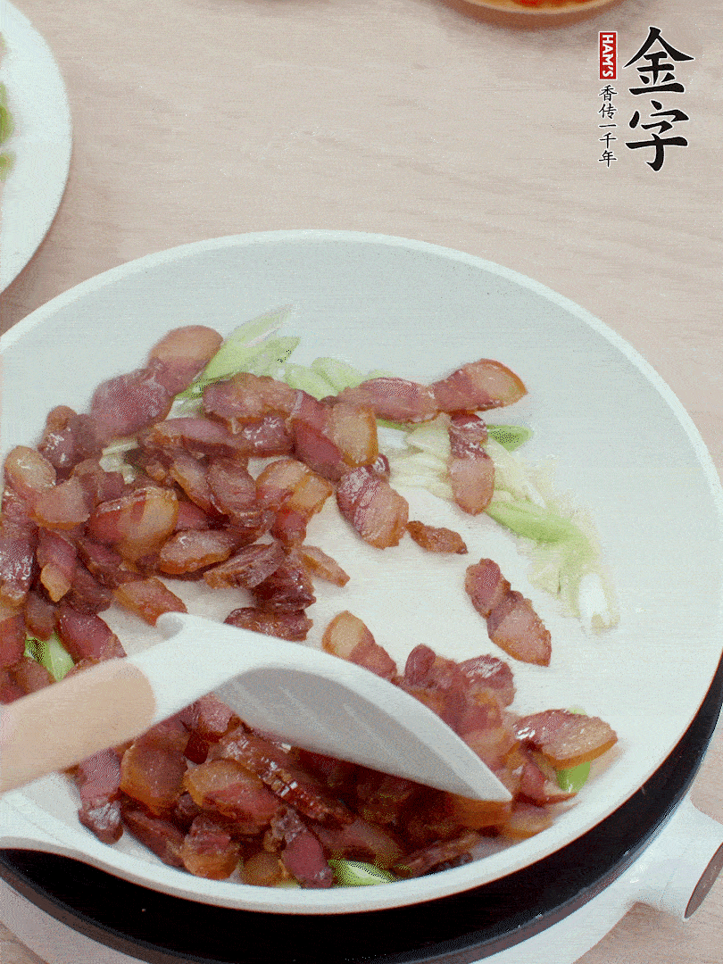 鍋中少許油，姜、蒜白爆香，下臘肉煸出油脂。