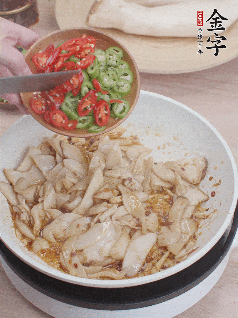 下杏鮑菇、青紅辣椒炒出香味。