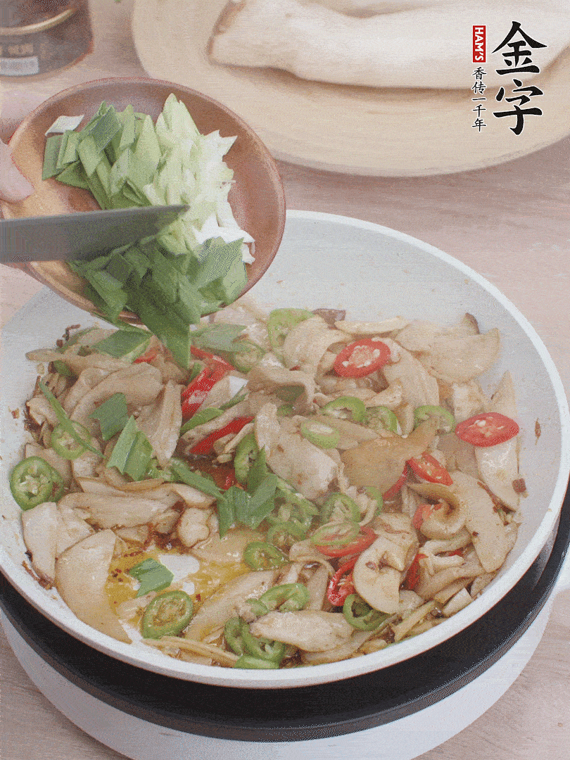 淋少許料酒、最后放大蒜葉。