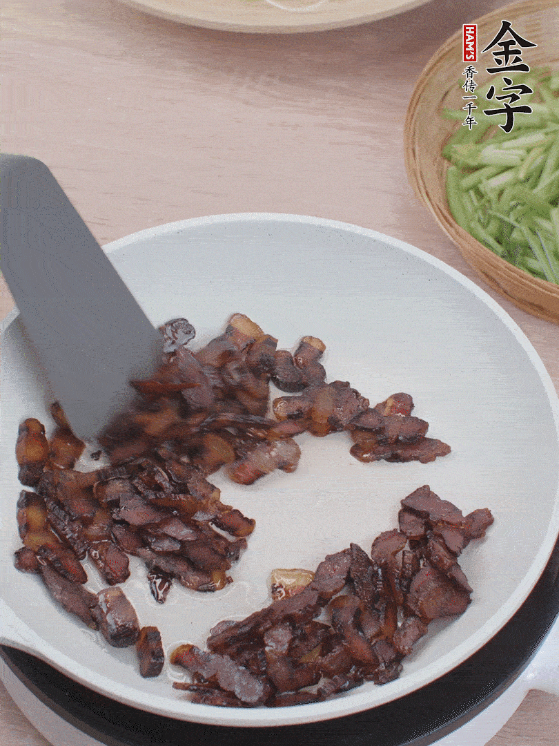 起鍋熱油，煸香醬油肉。