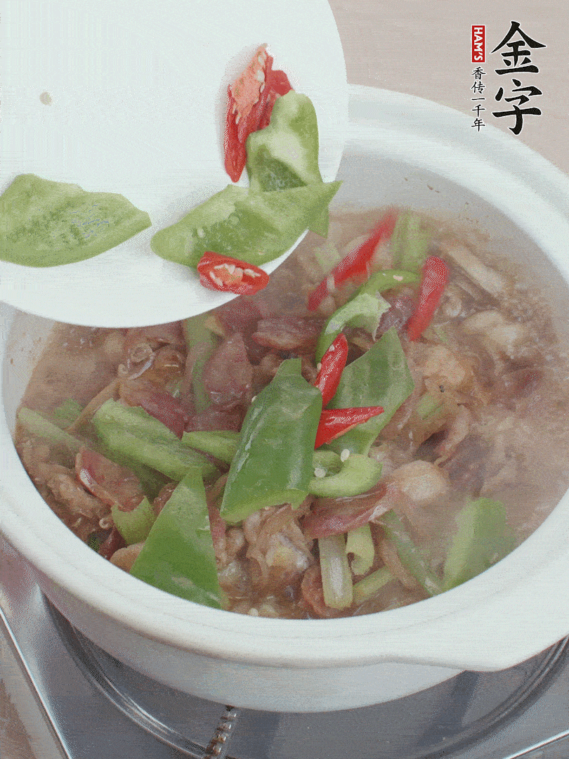 下綠菜椒，翻炒1分鐘。