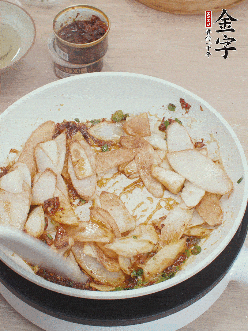 下山藥炒勻，撒蔥花。