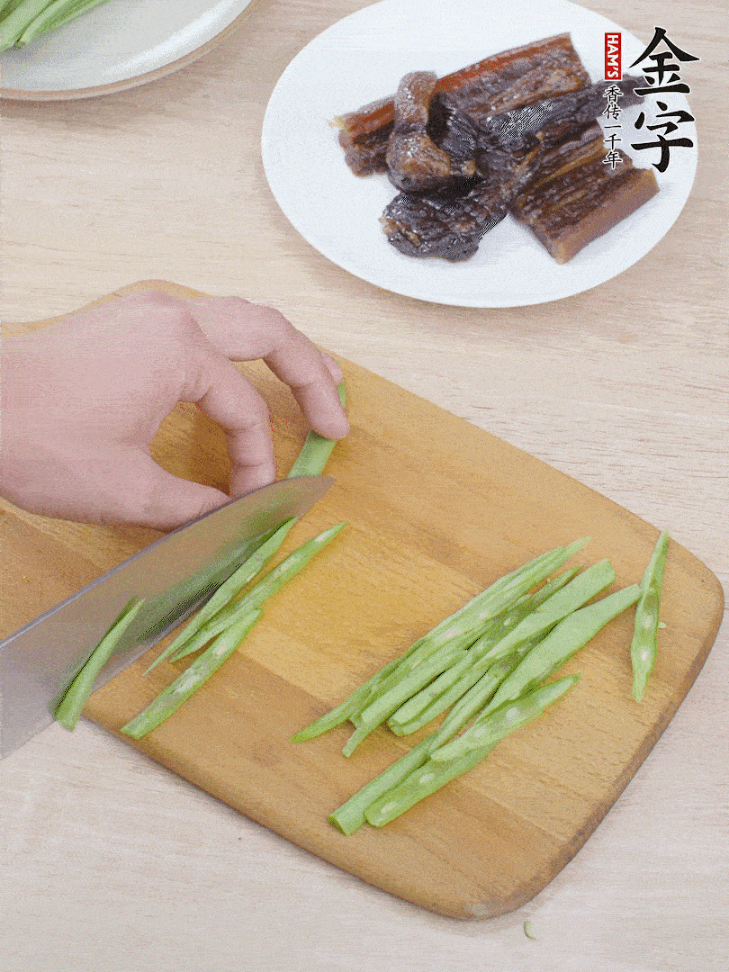 四季豆切絲。
