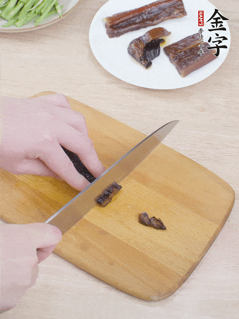 提前煮好的金字醬油肉切片。