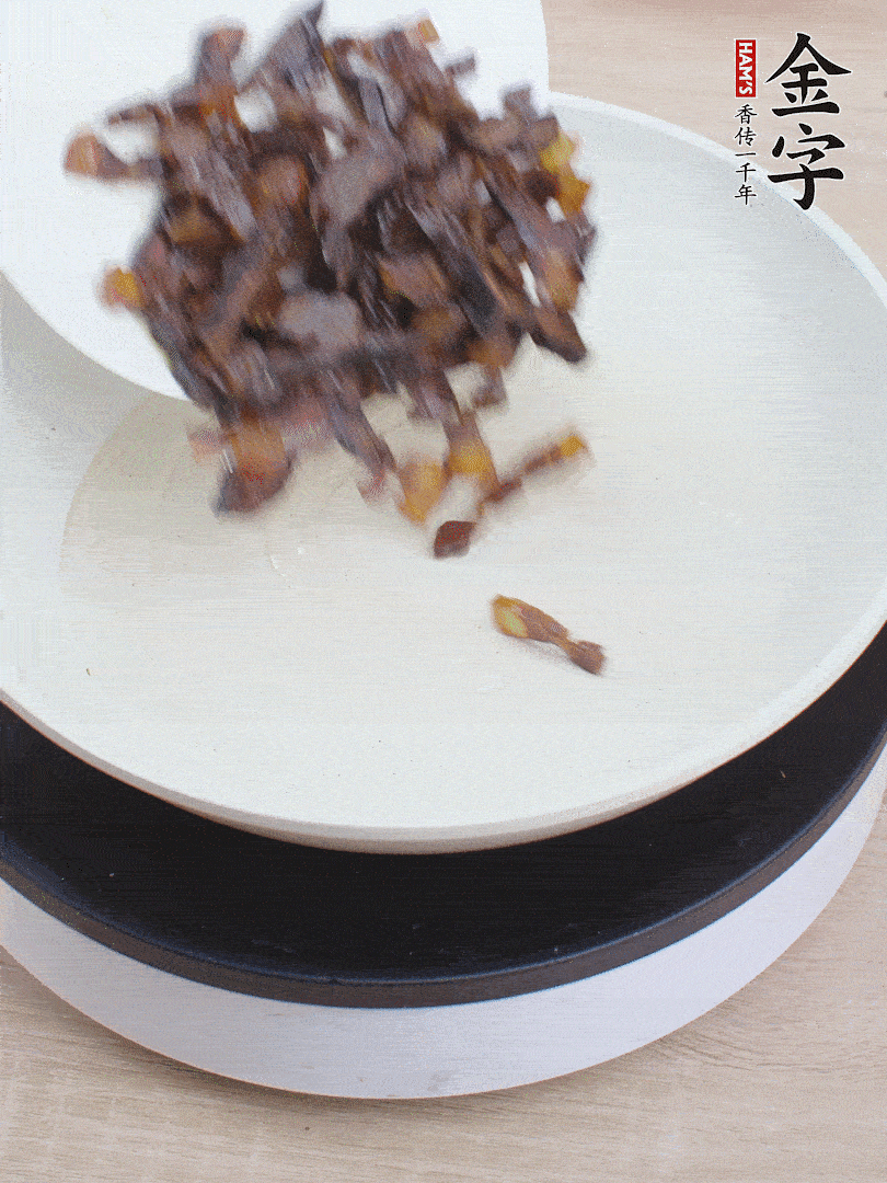 油熱倒醬油肉，編出香味。