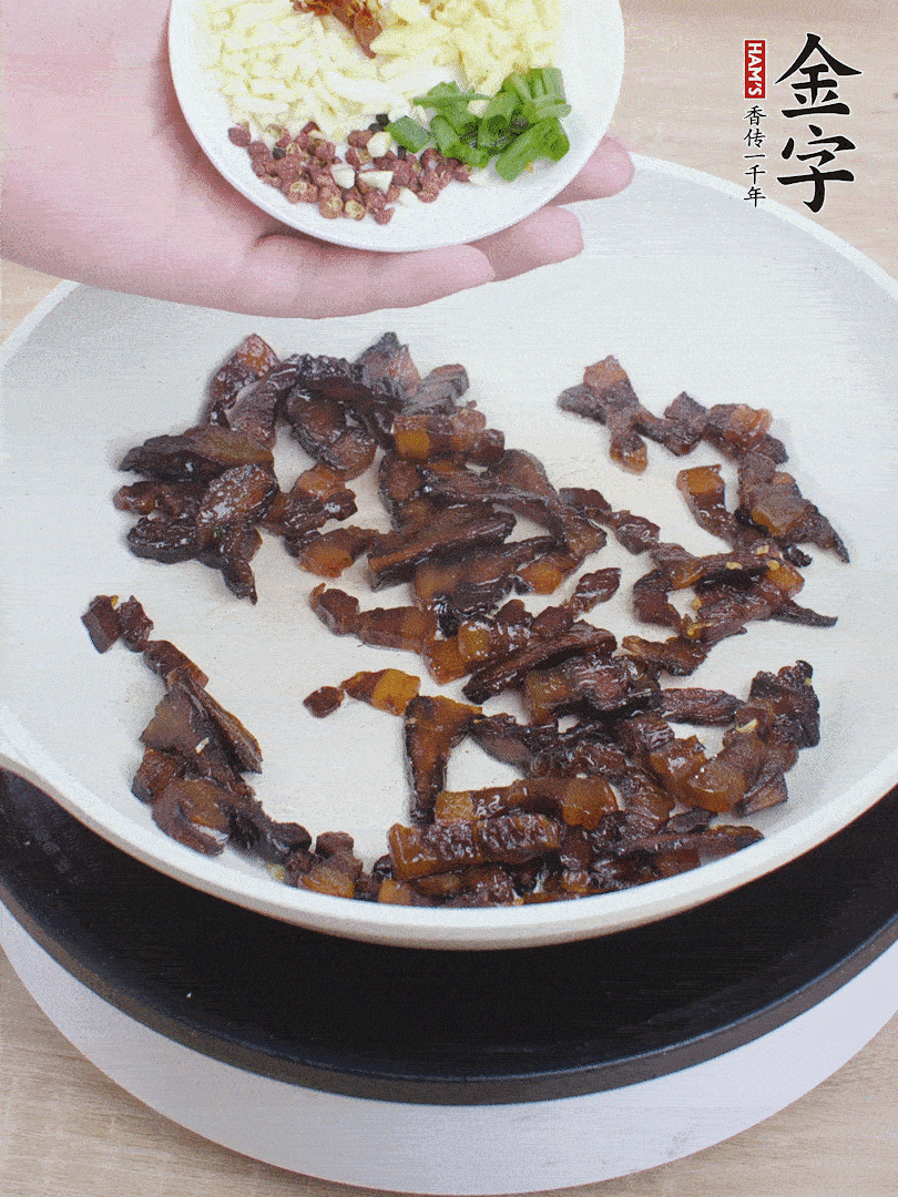 下蔥姜蒜、干辣椒、花椒粒炒香。