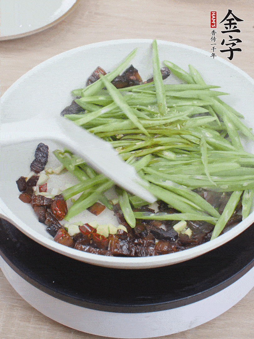 下豆角，生抽、雞精調(diào)味，炒到斷生。