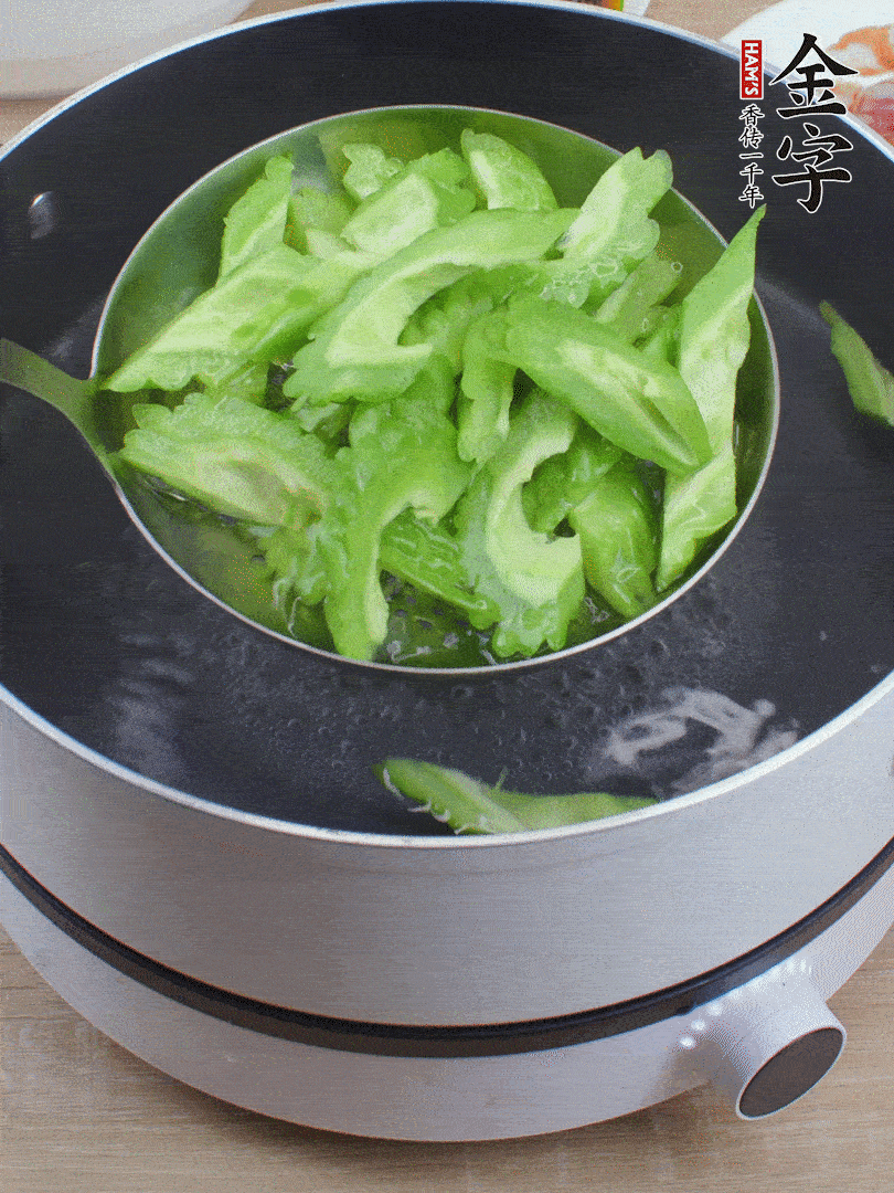 苦瓜去瓤切小塊，開水中加鹽汆燙30秒。