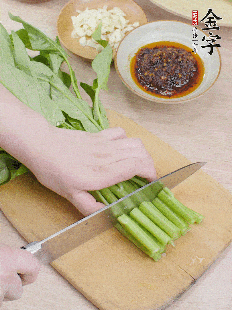 空心菜切段，大蒜拍碎切末。