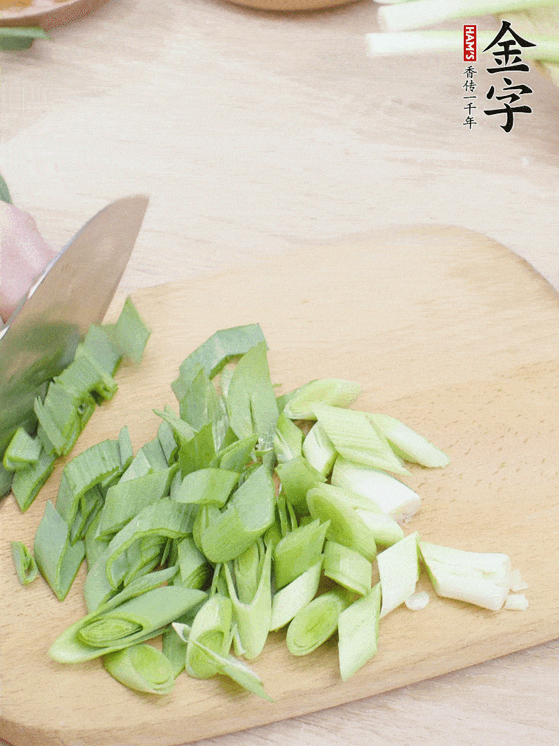 青蒜切段。（蒜白可以拍一下，再斜著切）