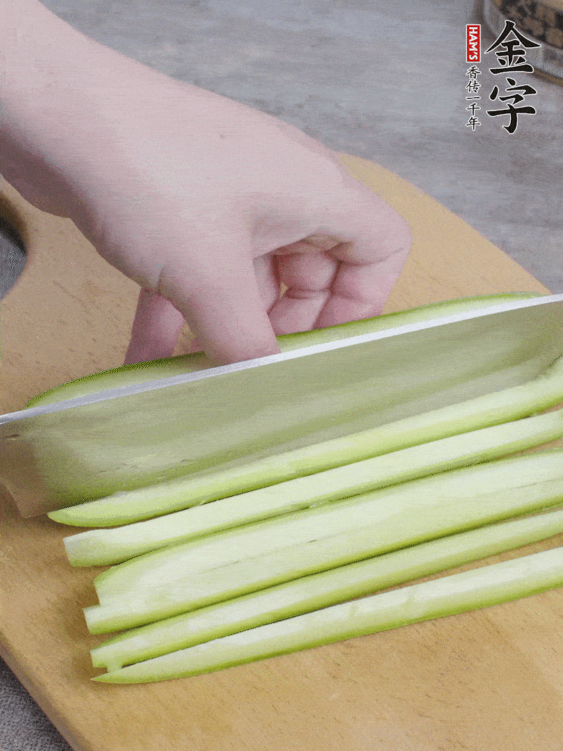 西葫蘆對半切，去瓤切條。