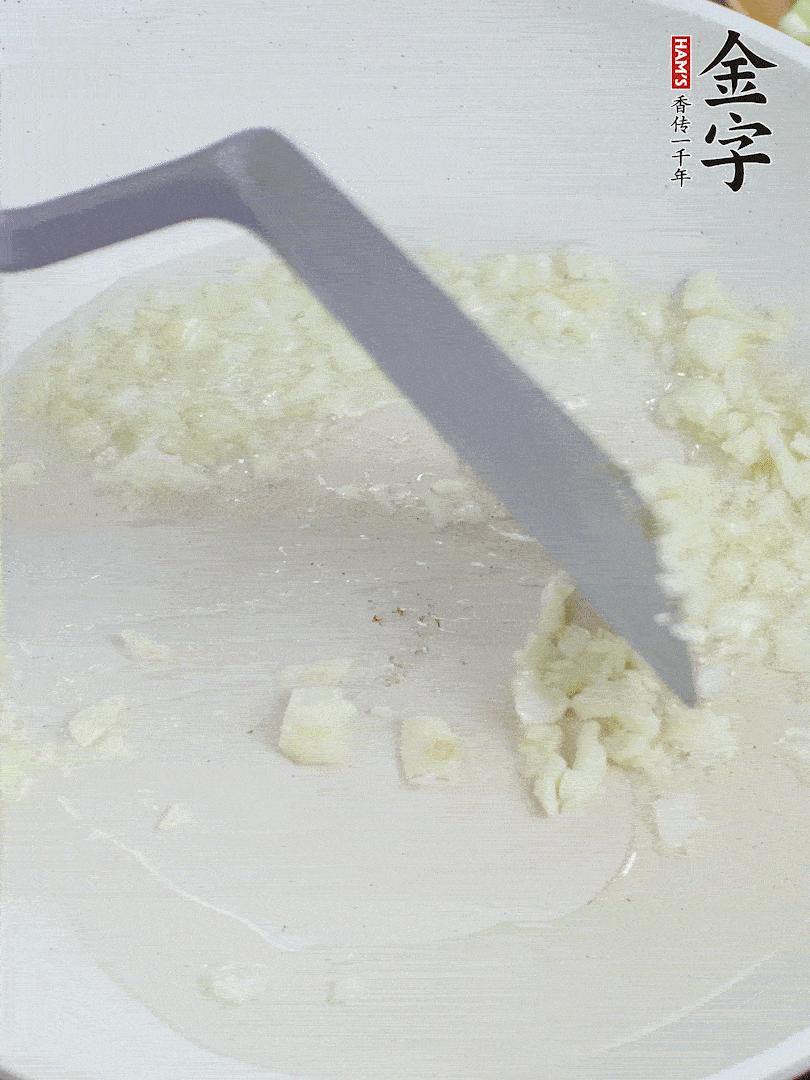 冷鍋熱油，下大蒜煎至兩面微黃。