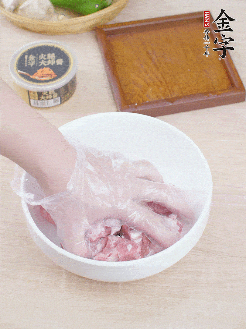 豬小排，加1勺料酒、1勺蠔油、1/3勺白胡椒粉、淀粉，抓拌均勻腌漬30分鐘。青椒去蒂去籽切塊。洋蔥去皮切塊。