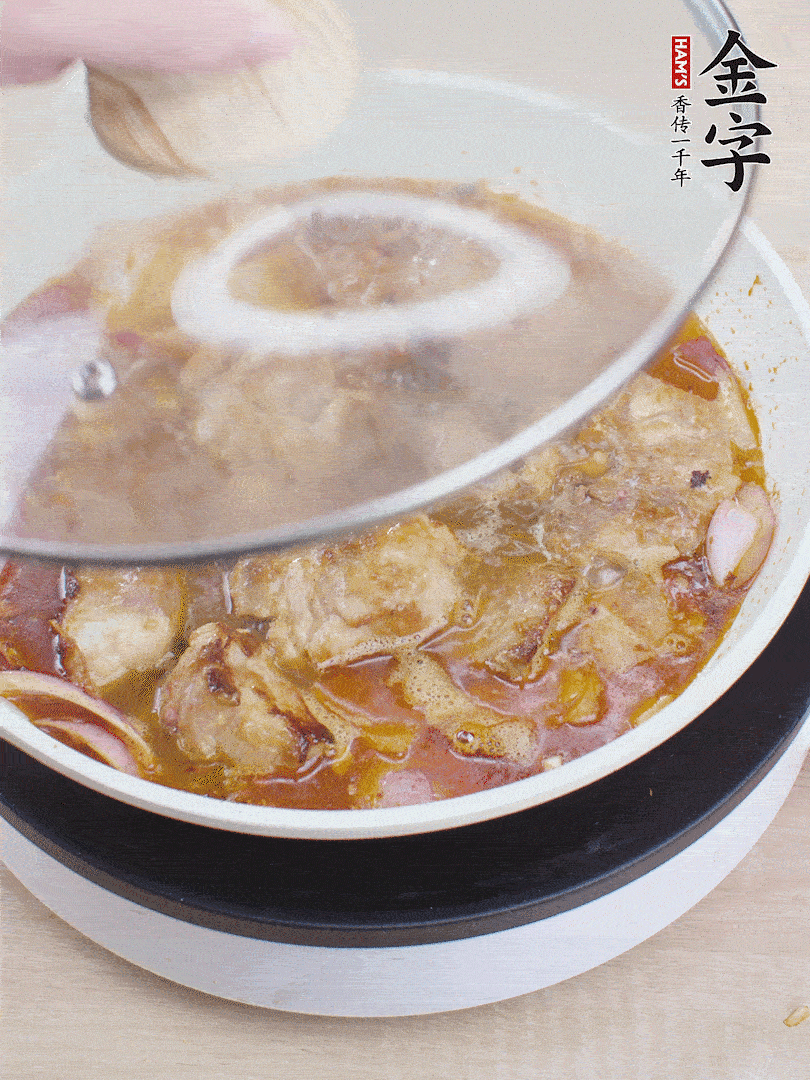 下小排翻炒，加1勺生抽、1點白砂糖和少許水燜2分鐘。