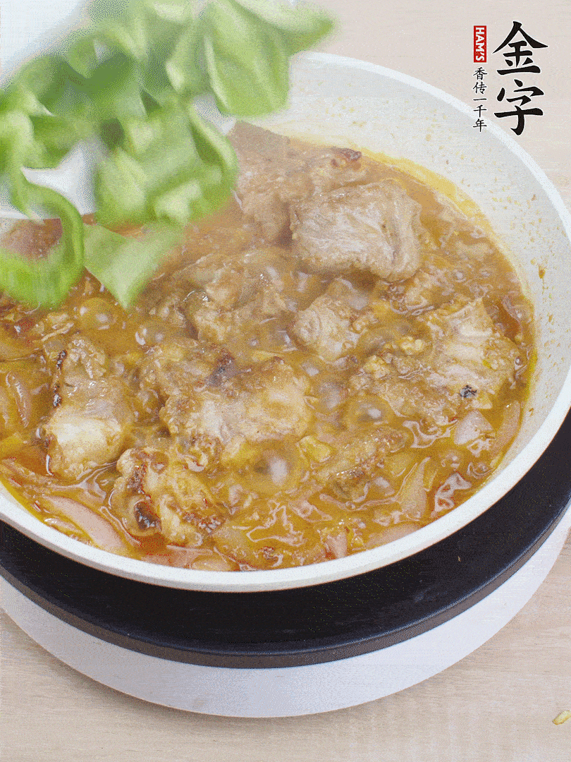 下青椒，翻炒炒至湯汁收干。