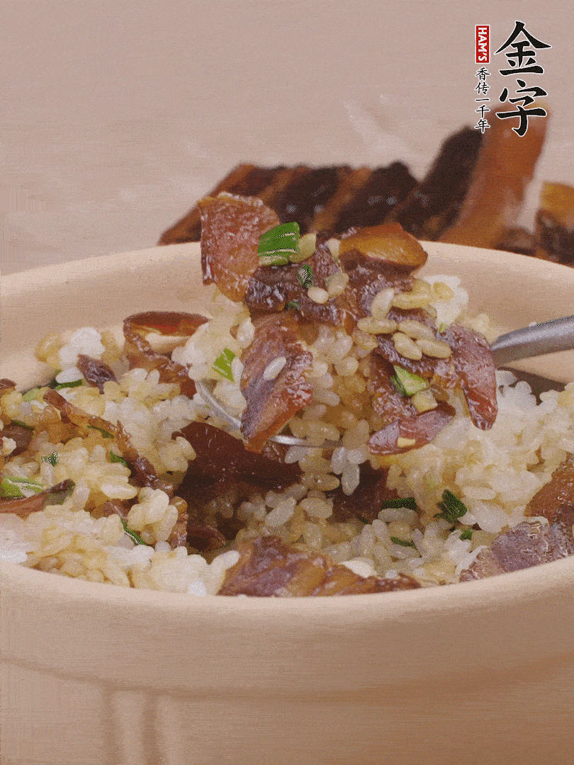 揭蓋后撒點(diǎn)蔥花裝飾，趁熱拌勻。