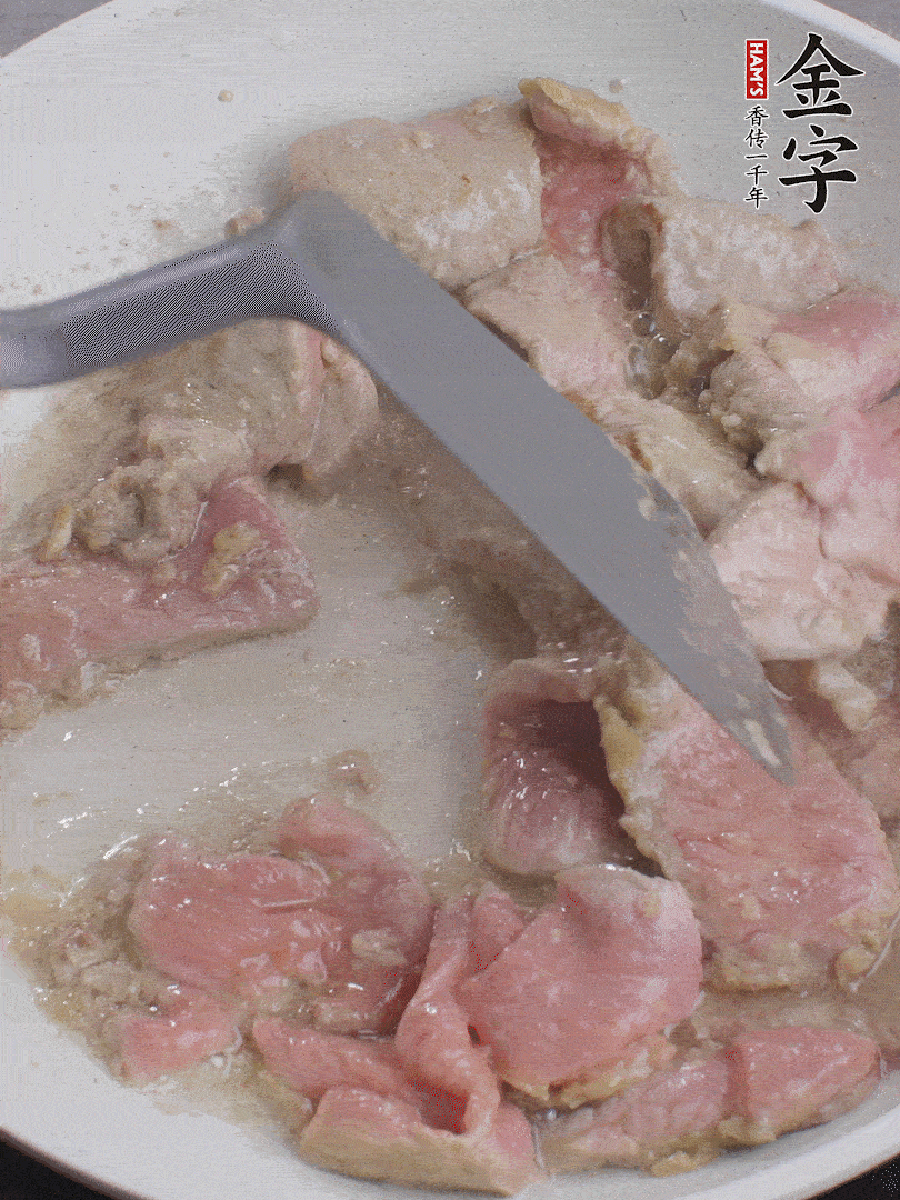 鍋中少油，下牛肉炒至變色。（盛出來）