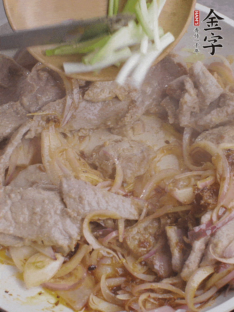 下牛肉、蔥段快炒。