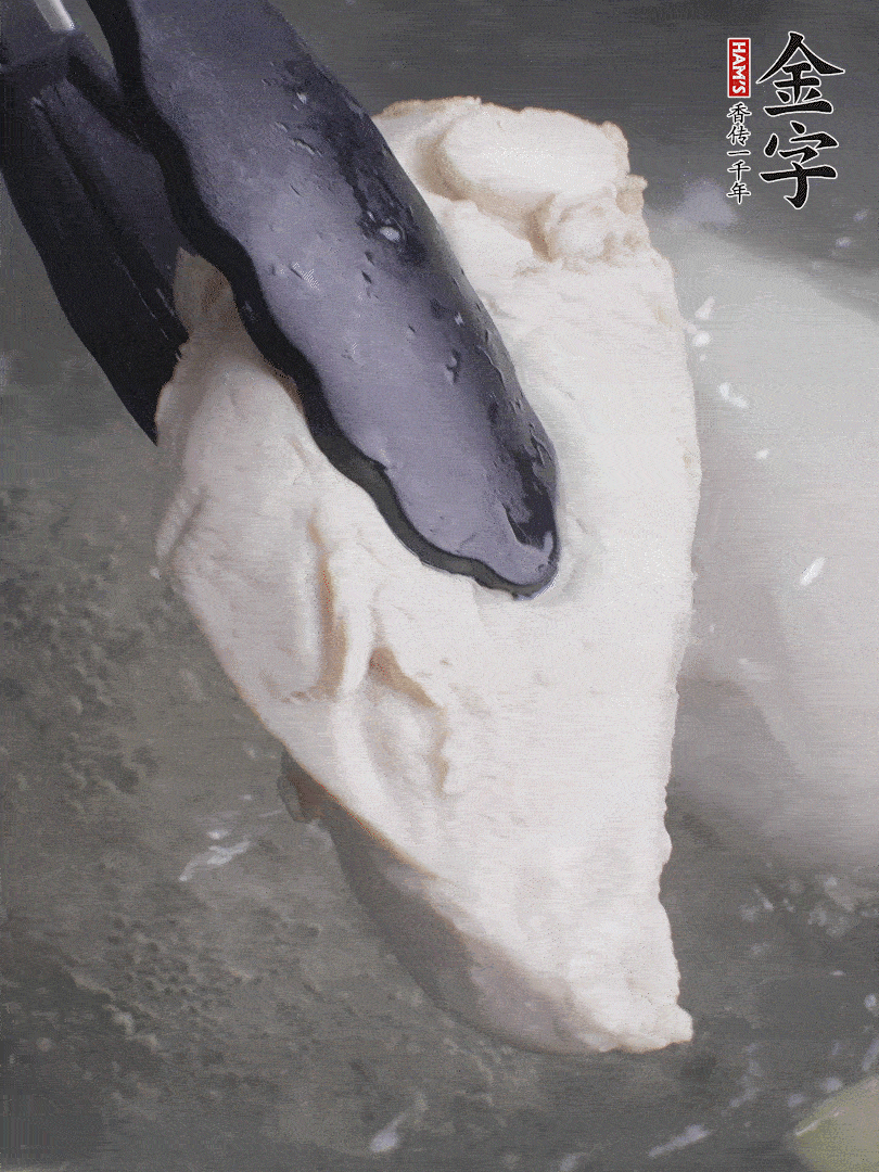 雞胸肉冷水下鍋，加姜片煮熟。過冰水撕成細(xì)絲。