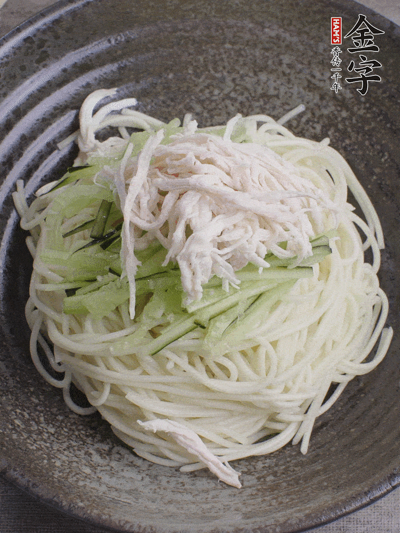 堿水面（熟）倒入大碗中，鋪上黃瓜絲、雞絲。