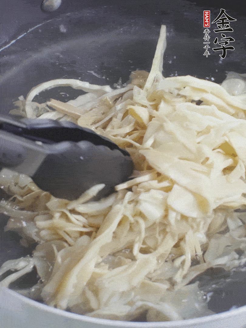 糯米筍焯水1分鐘，過涼水，擠干水份。