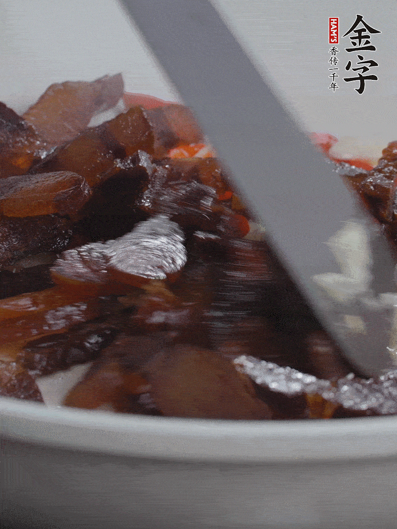 下醬油肉，煸出油脂。