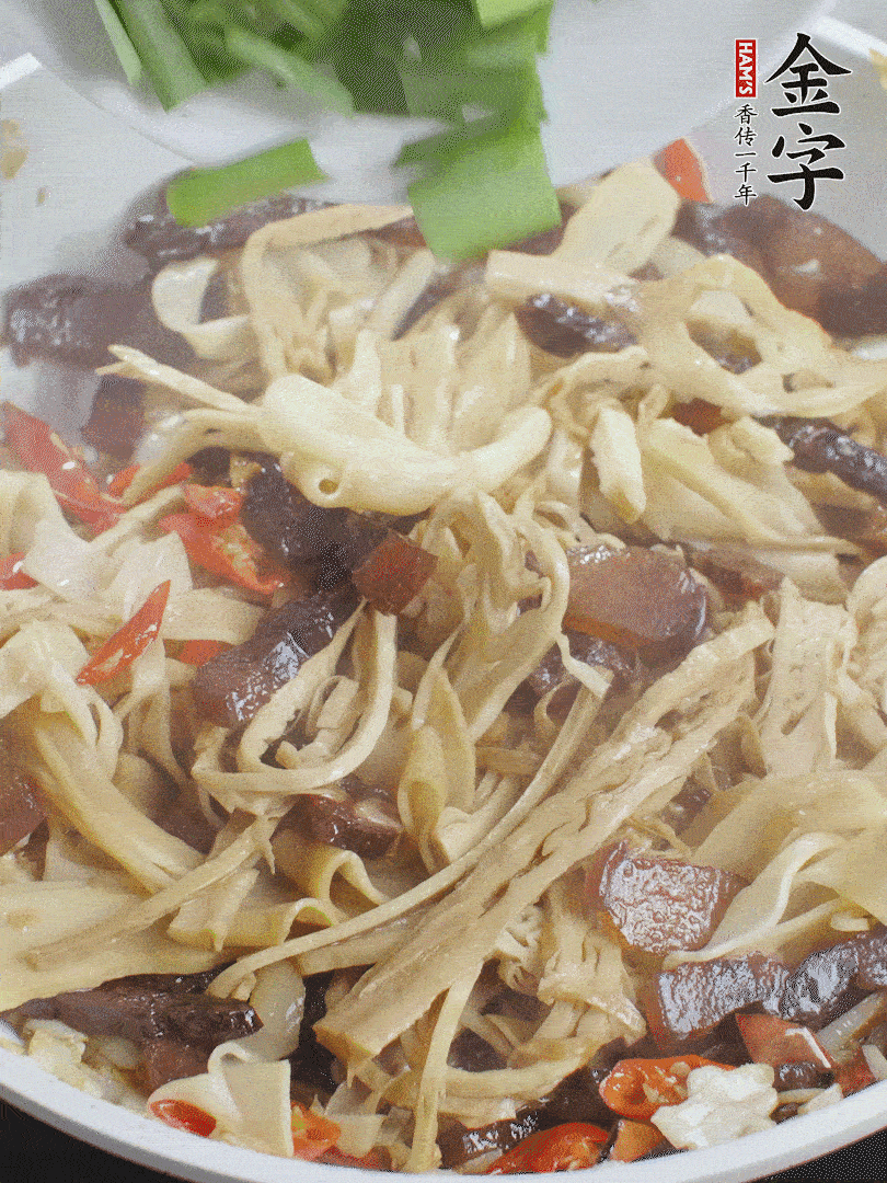 翻炒均勻，下蒜葉。