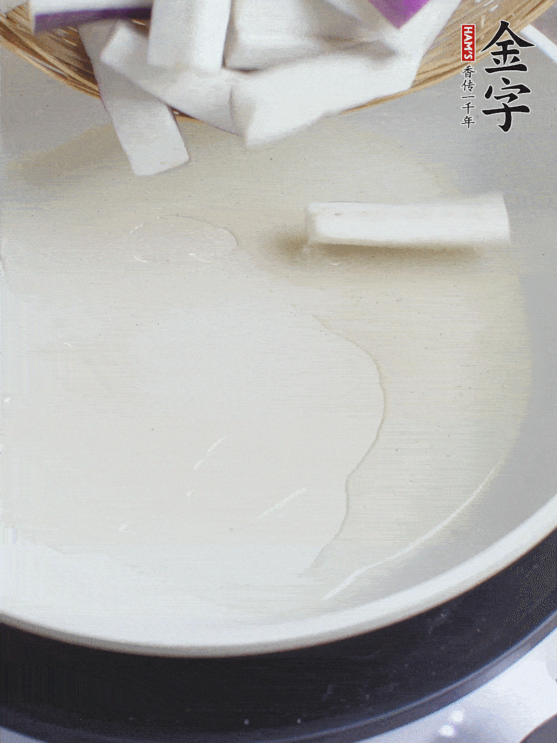 杭茄洗凈去蒂，縱向剖成4份，切成長10cm左右的段。白洋蔥切絲?？谀⑾磧羧サ舯?。紅椒切菱形片。