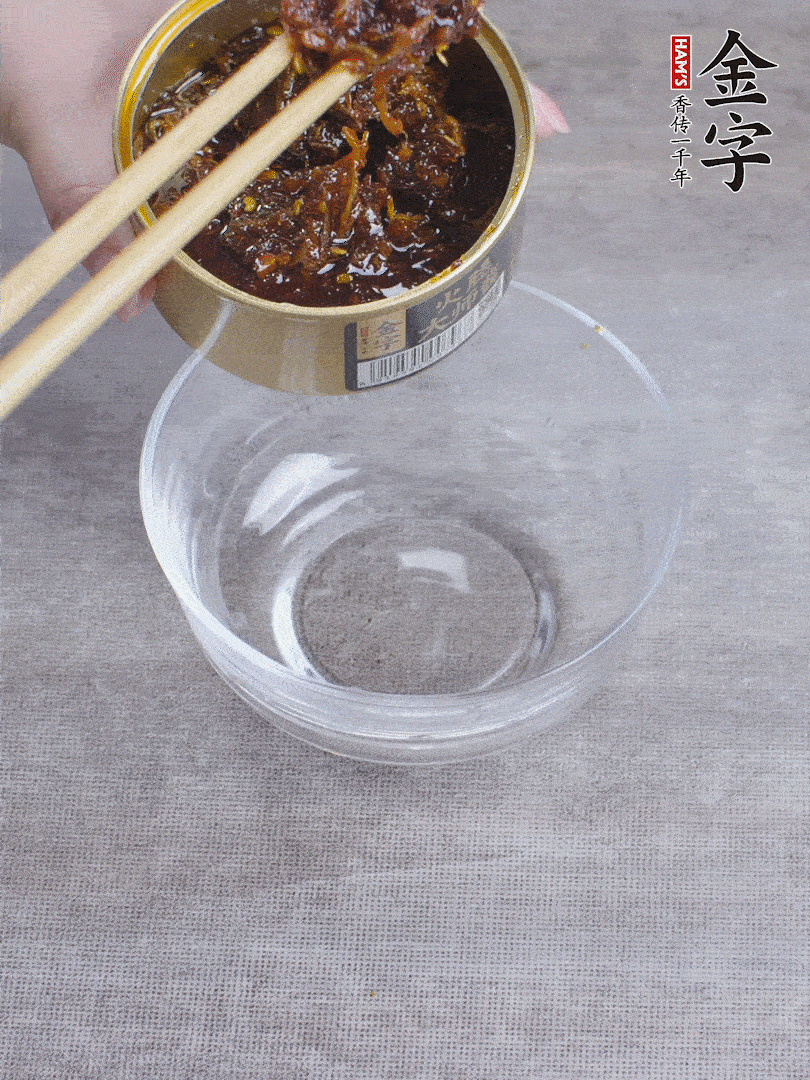 金字火腿大師醬2勺、醬油1勺、白砂糖1/2勺調(diào)勻。