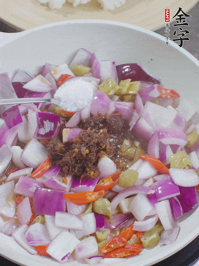 加1大勺金字火腿大師醬、2勺生抽、1勺糖，翻炒。