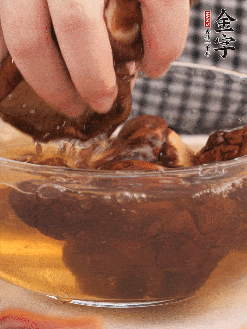 干香菇溫水泡發(fā)，去蒂洗凈切十字。