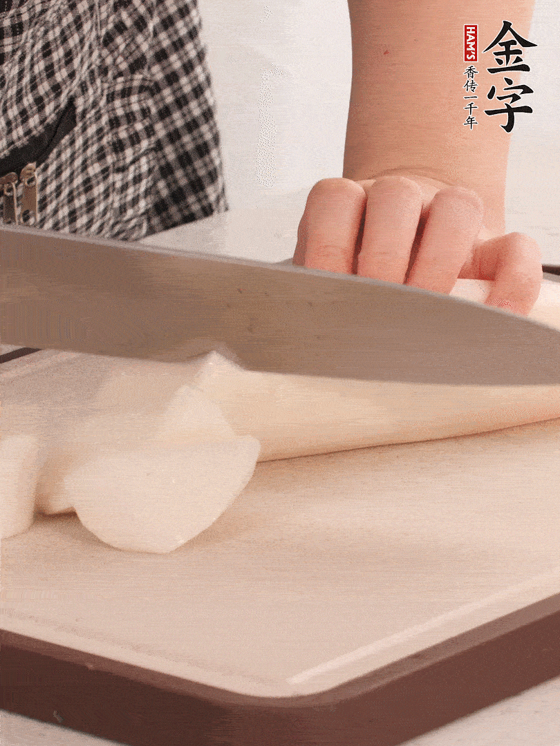 蘿卜切塊，火腿切片。