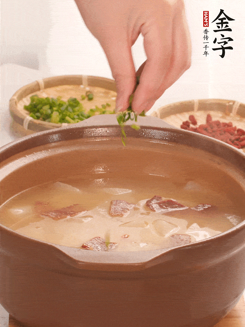 最后點(diǎn)綴點(diǎn)小蔥花、枸杞，增色提味。