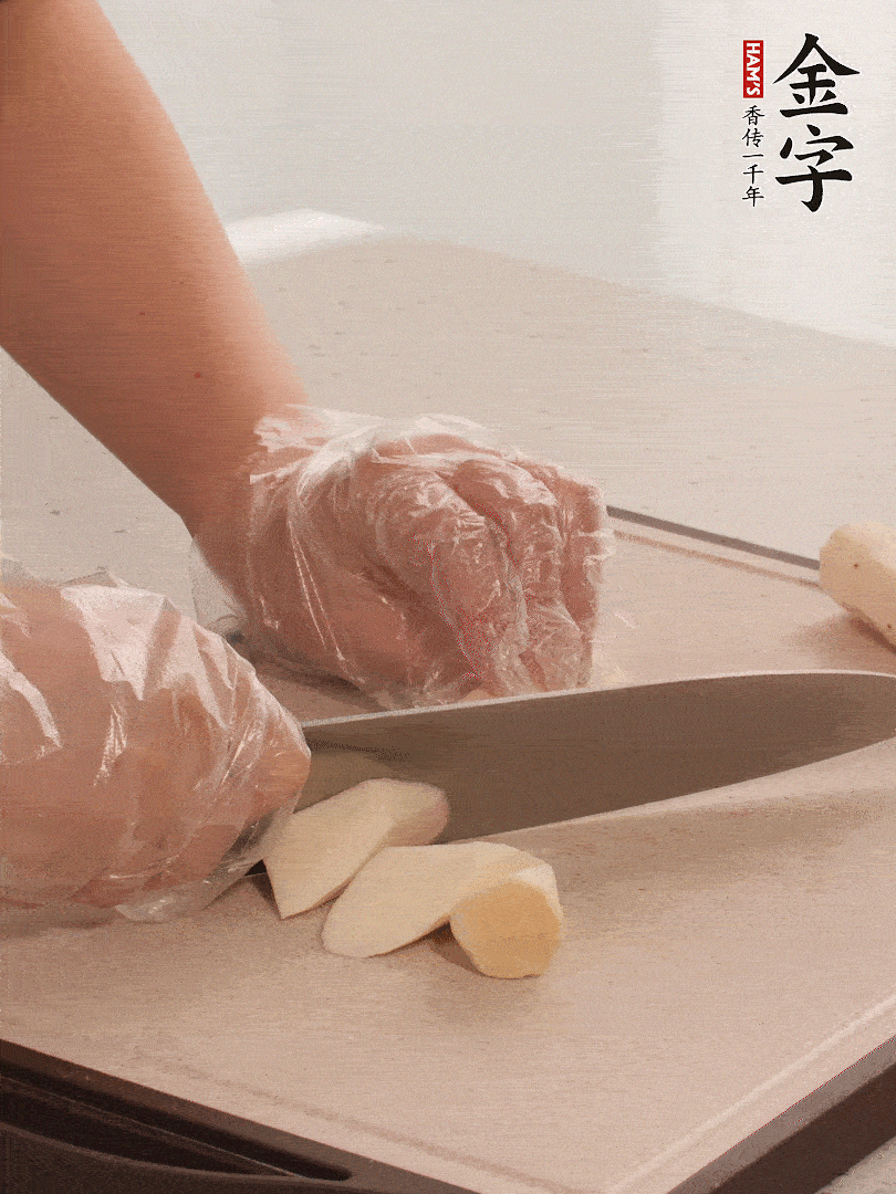 鐵棍山藥洗凈削皮，切斜刀塊。