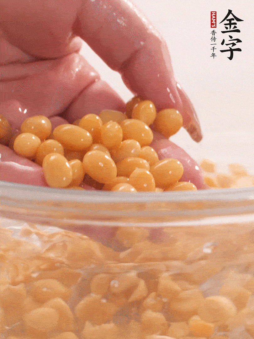 黃豆浸泡2小時，充分泡發(fā)，挑出干癟的不要。