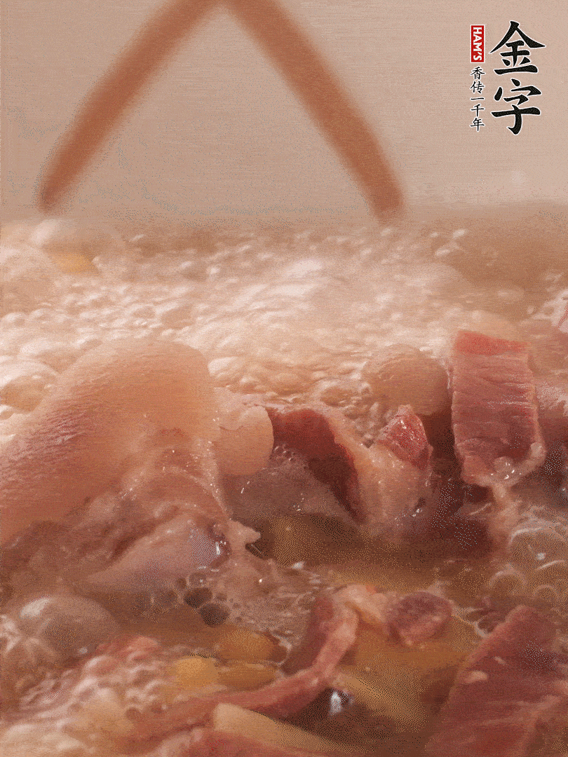 大火將水煮開后，蓋上鍋蓋，轉(zhuǎn)小火慢燉1個半小時。