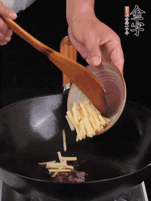 留少許余油，下姜絲、毛豆、火腿翻炒。