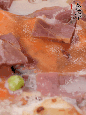 放適量料酒、清水煮到沸騰，再下蟹塊燜煮8分鐘。