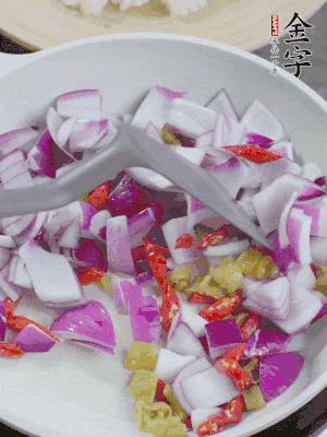 冷鍋熱油，下洋蔥、小米辣、泡椒，炒出香味。