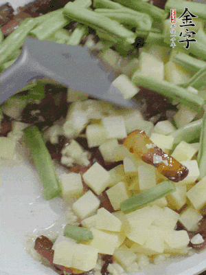 下蒜末、豆角、土豆塊翻炒。