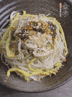 撒上花生碎、白芝麻、蔥花。