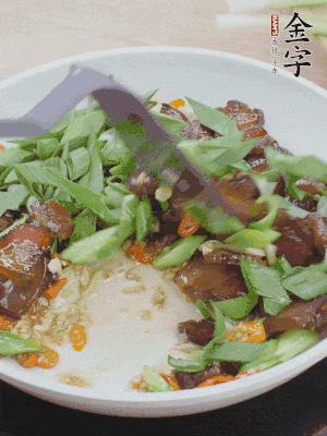 倒蒜葉翻炒均勻。