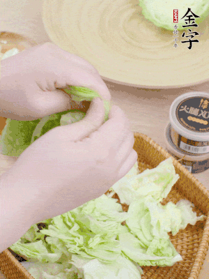 卷心菜掰成小片。