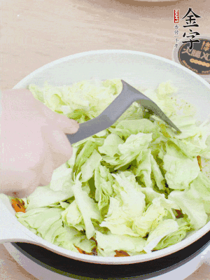 下卷心菜翻炒。