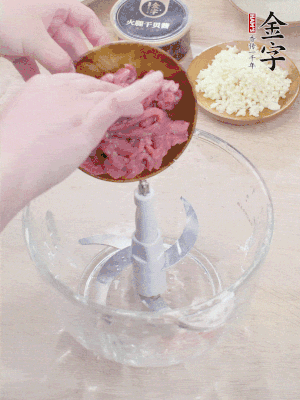 江南野筍干浸泡至軟；豬五花肉切薄片；腐皮改刀切成長(zhǎng)方形。